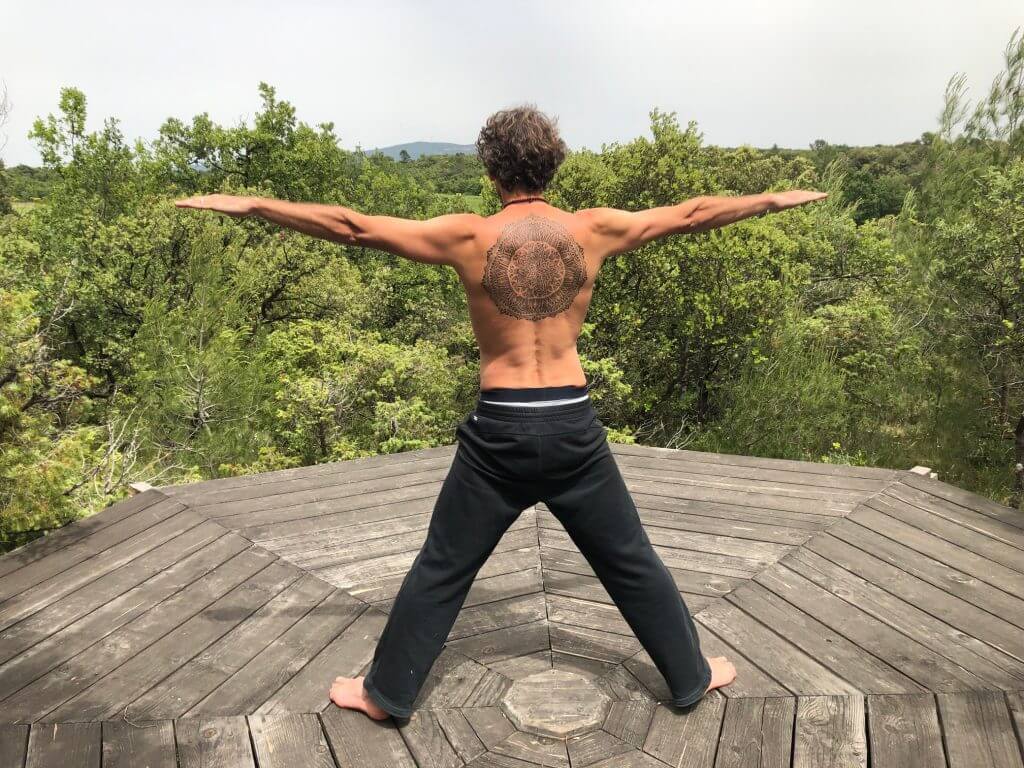 Pratique de yoga sur la terrasse
