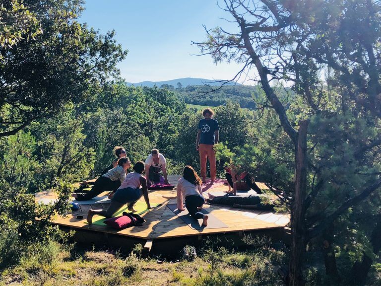 Terrasse de pratique du yoga en forêt au Domaine des Sens